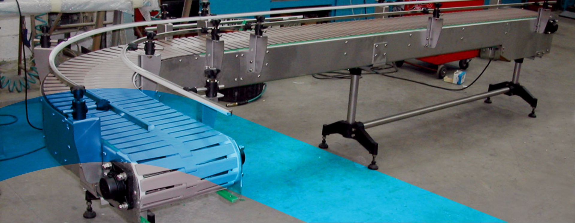 Le convoyeur courbe chaîne à palettes peut avoir plusieurs configurations d’angles et d’élévations.