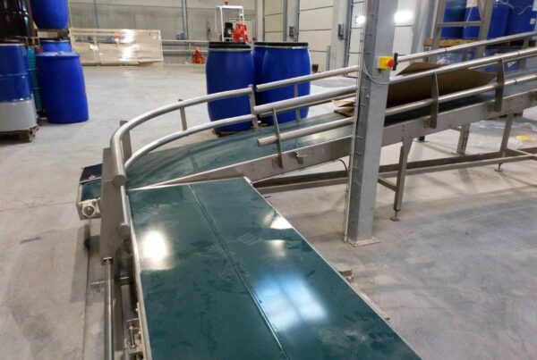 Specific conveyors for washing barrels