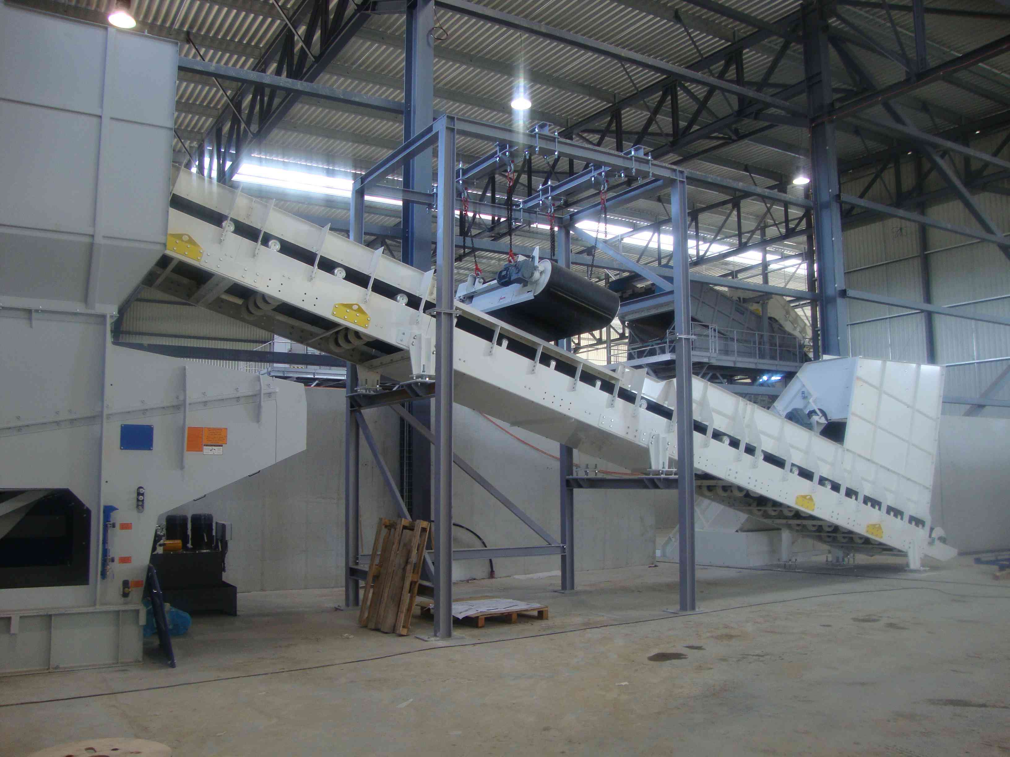Ensemble de convoyeurs pour une usine de traitements de déchets