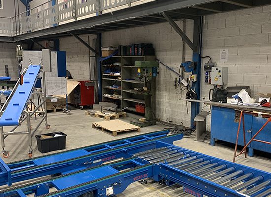 Convoyeur à rouleaux et chaînes de manutention pour palettes