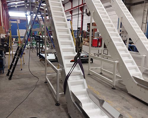 Convoyeur élévateur à tapis modulaire