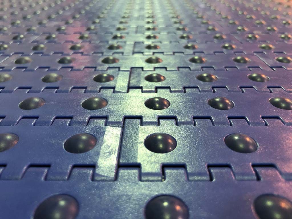 Convoyeur à tapis à billes activées : une solution de convoyage flexible et polyvalente